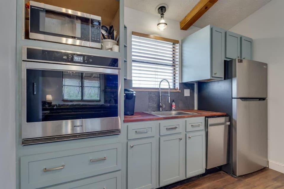 Kitchen or kitchenette, oven