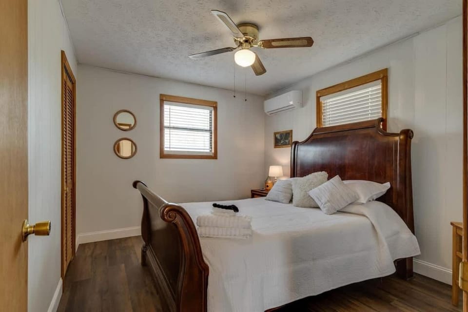 Bed, Photo of the whole room