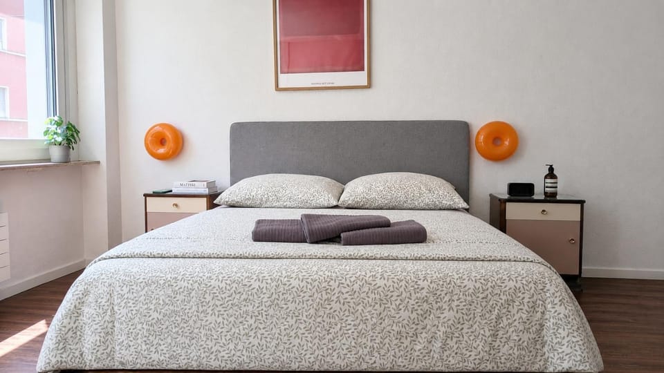 Bed, Photo of the whole room, Decorative detail, Bedroom
