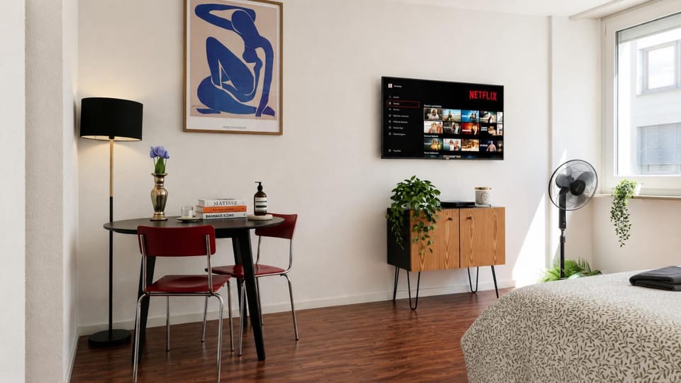 TV and multimedia, Photo of the whole room, Seating area, Dining area