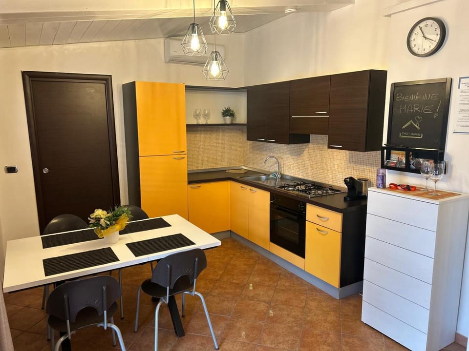 Kitchen or kitchenette, Dining area, oven, stove