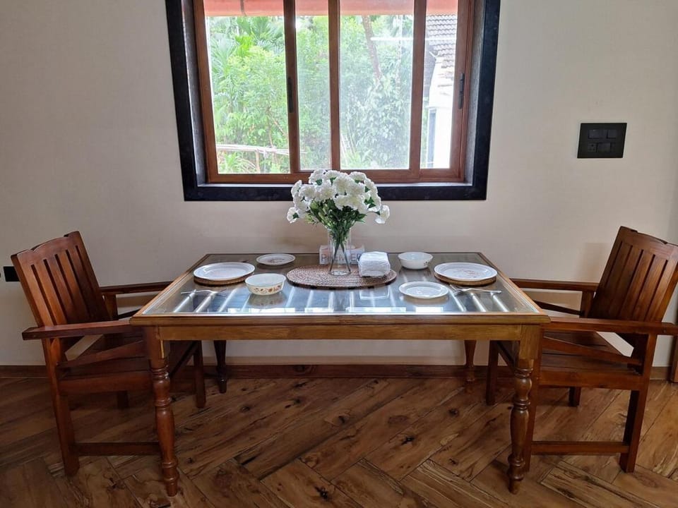 Seating area, Dining area