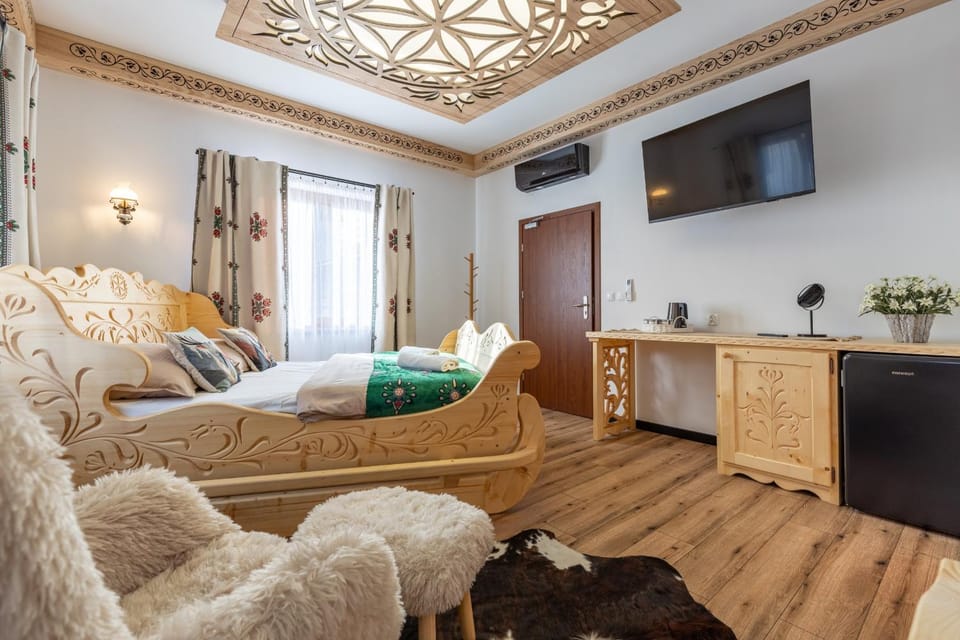 Bed, TV and multimedia, Photo of the whole room, Seating area, Bedroom