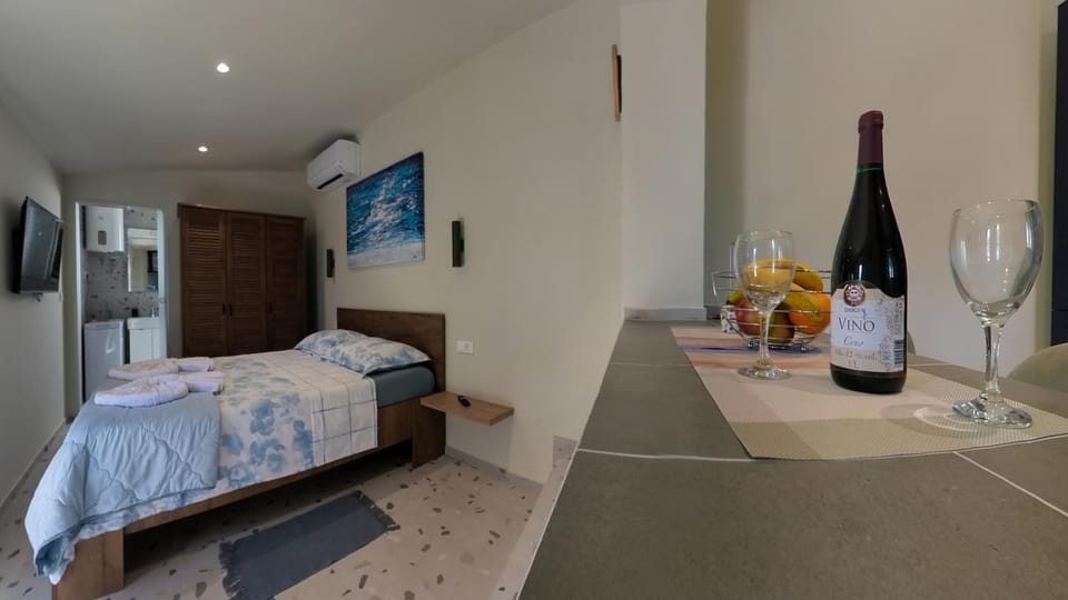 Bed, TV and multimedia, Photo of the whole room, Dining area, Bedroom