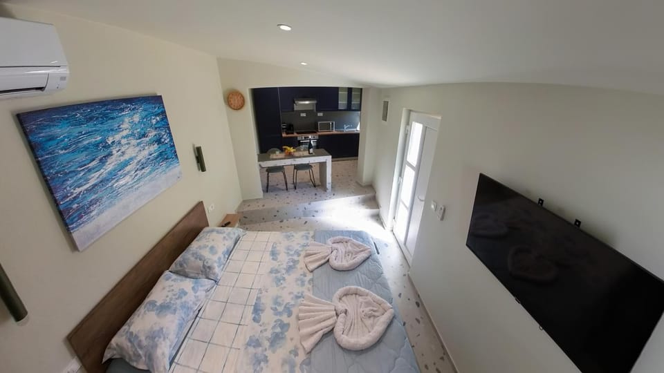 Bed, TV and multimedia, Kitchen or kitchenette, Living room, Photo of the whole room, Seating area, Dining area, Bedroom, towels, air conditioner