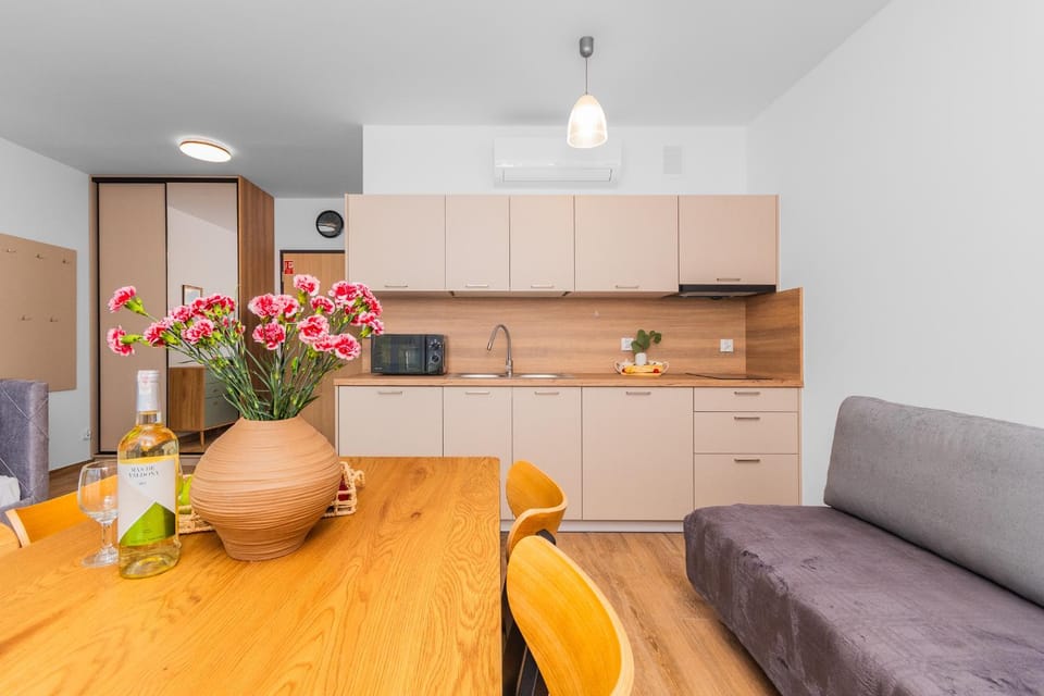 Kitchen or kitchenette, Seating area, air conditioner