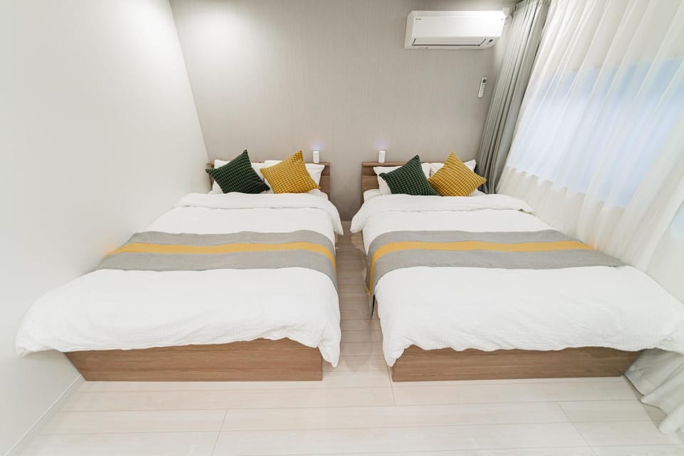 Photo of the whole room, Bedroom, towels