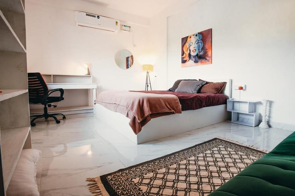 Bed, Seating area, Bedroom, air conditioner