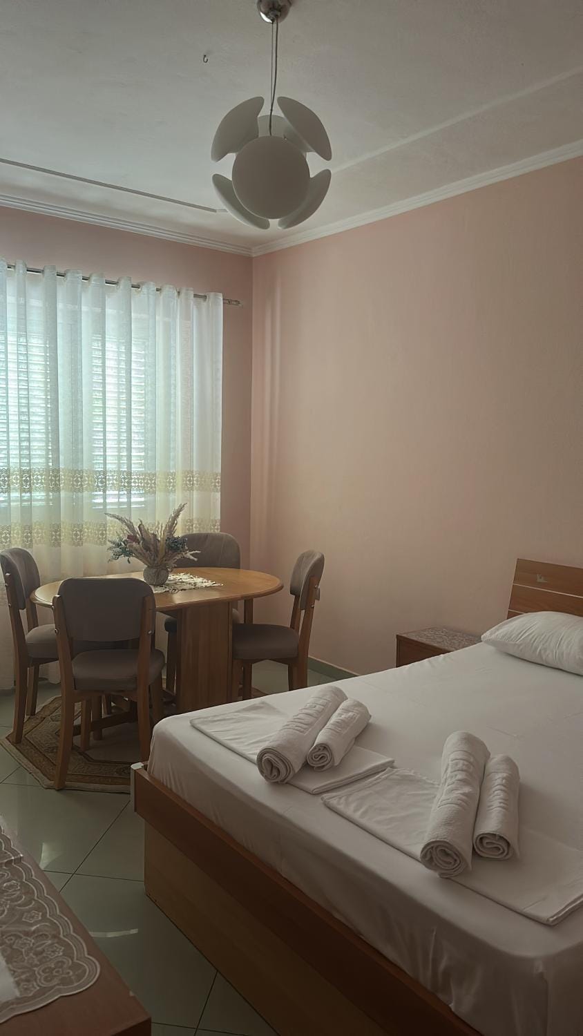 Bed, Photo of the whole room, Seating area, Dining area, Bedroom, towels