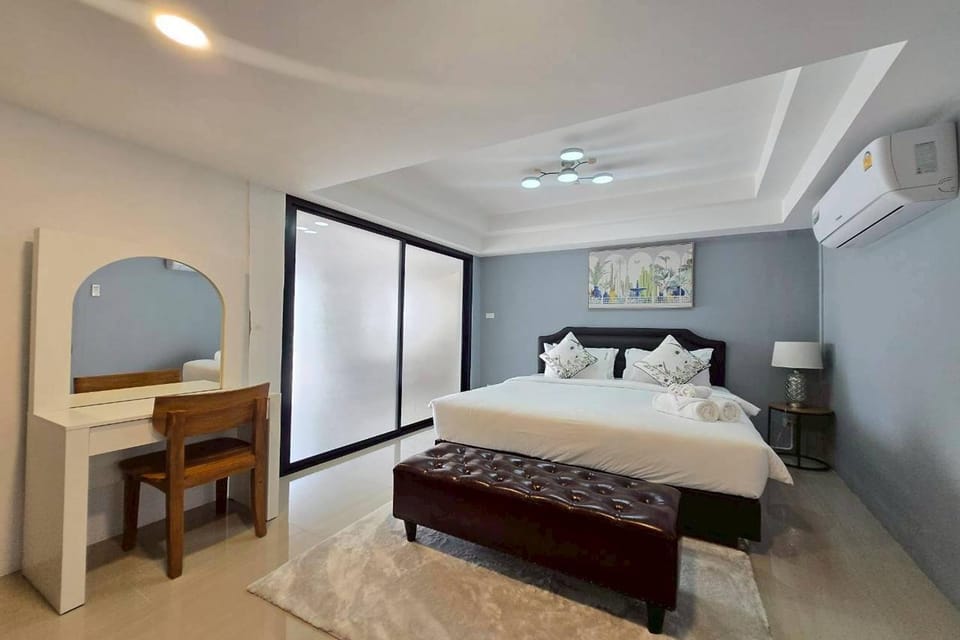 Bed, Photo of the whole room, Bedroom