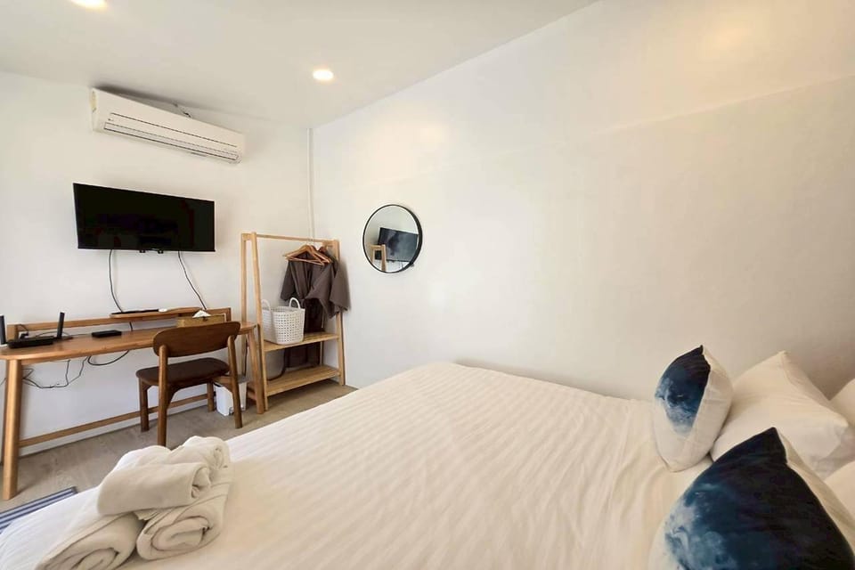 Bed, TV and multimedia, Bedroom