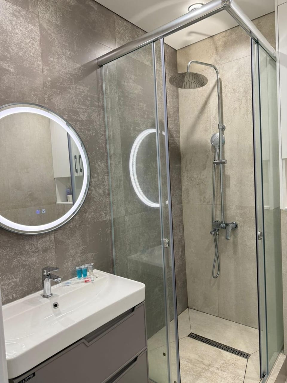 Shower, towels