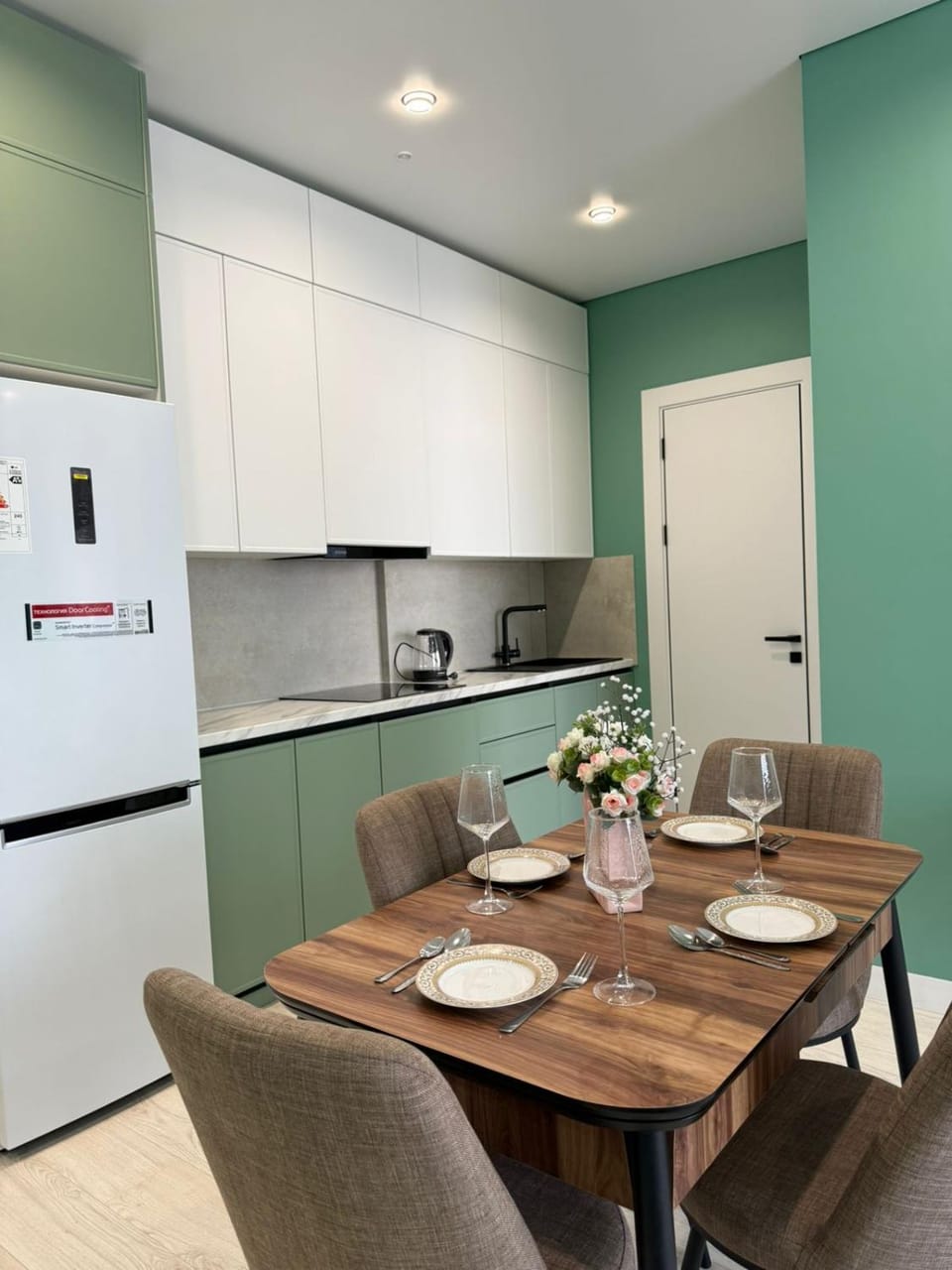 Coffee/tea facilities, Kitchen or kitchenette, Dining area, stove