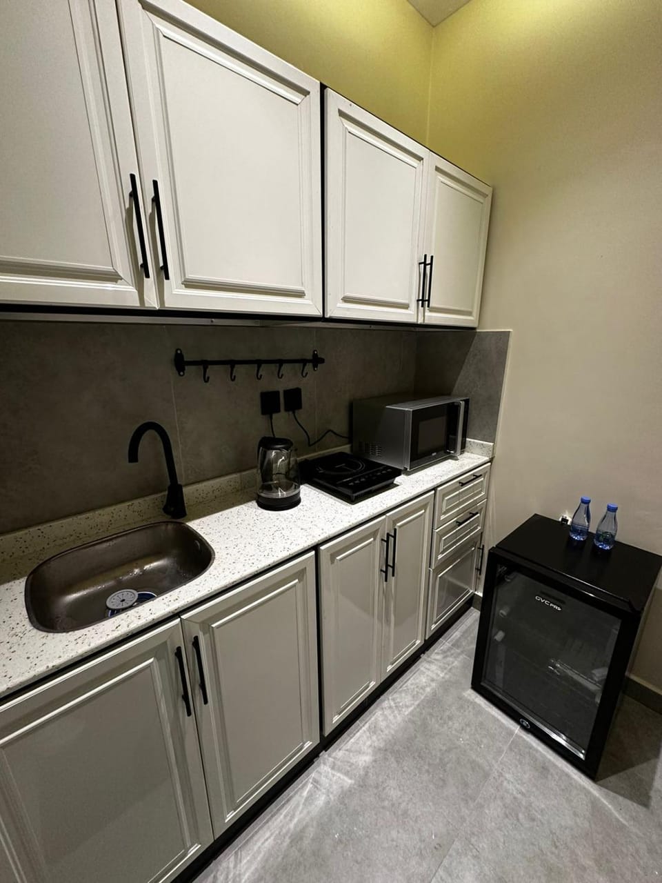 Kitchen or kitchenette, minibar
