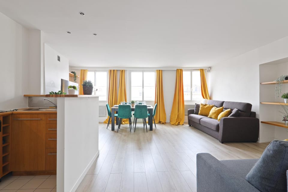 Kitchen or kitchenette, Living room, Seating area, Dining area