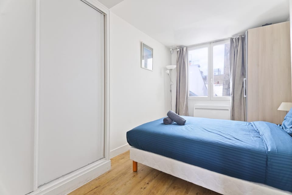 Property building, Bed, Bedroom, towels