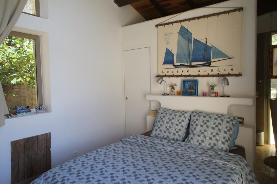 Photo of the whole room, Bedroom