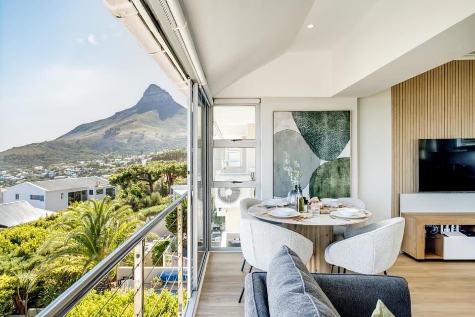 View (from property/room), Living room, Seating area, Dining area, Mountain view