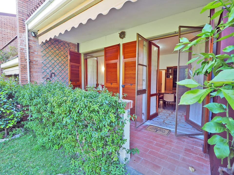 Property building, Facade/entrance, Garden
