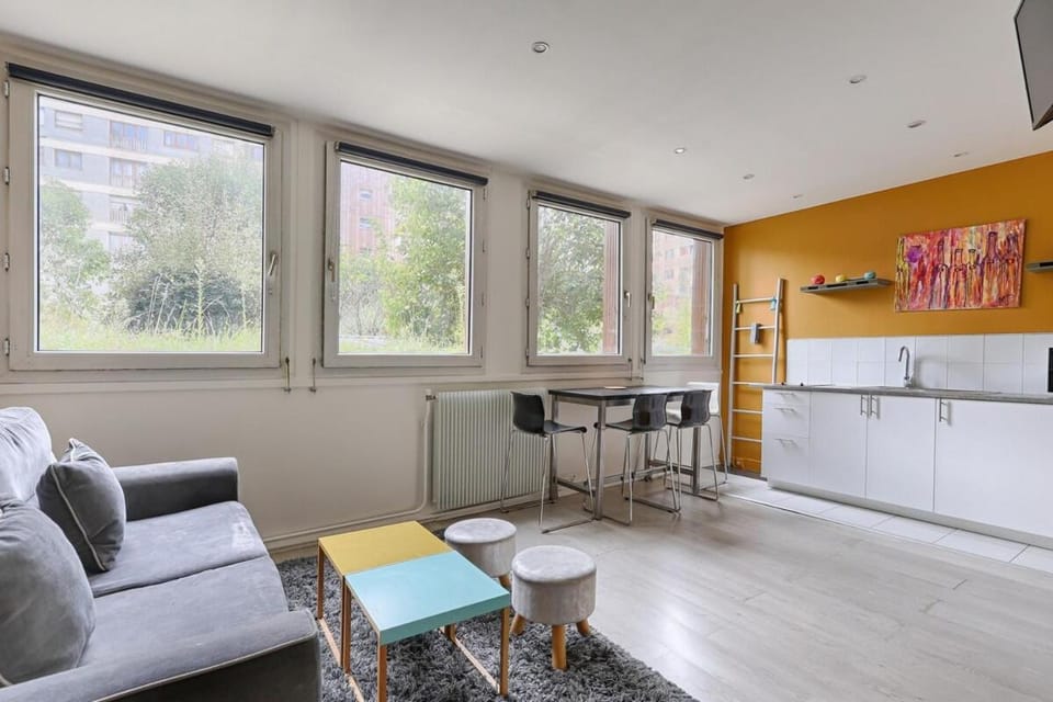 Kitchen or kitchenette, Living room, Seating area, Dining area