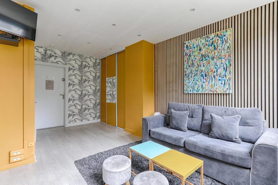 Communal lounge/ TV room, TV and multimedia, Living room, Seating area, wardrobe
