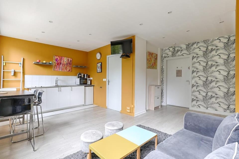Kitchen or kitchenette, Living room, Seating area, Dining area, stove