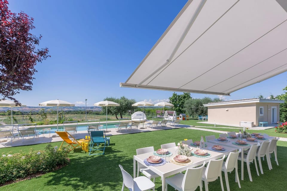 Garden, Dining area, Swimming pool