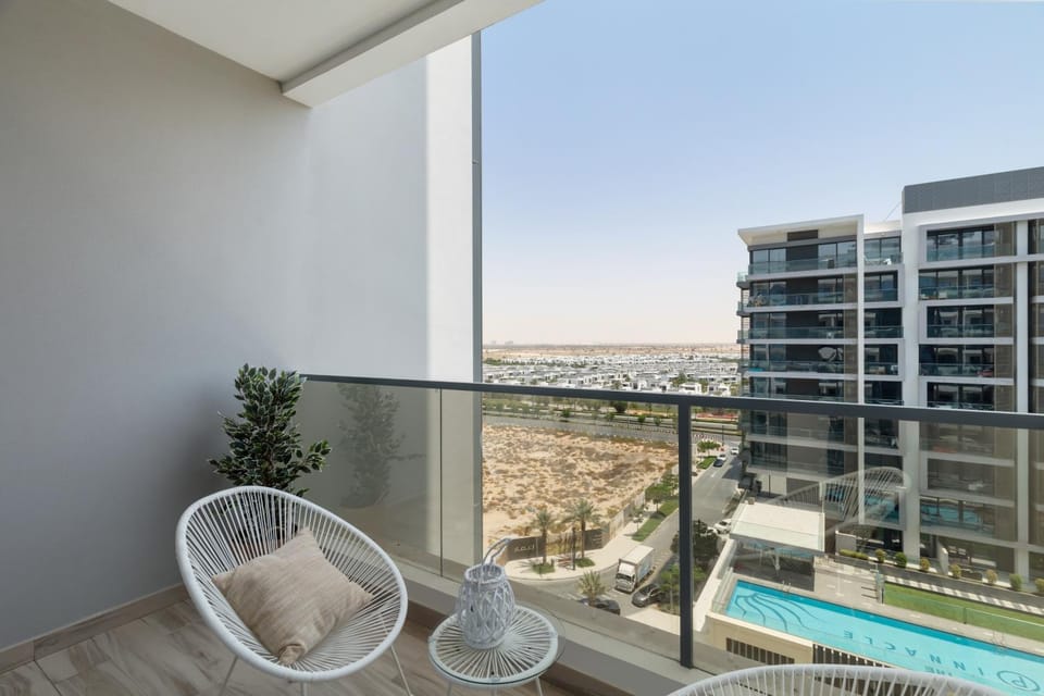 Property building, Balcony/Terrace, Pool view