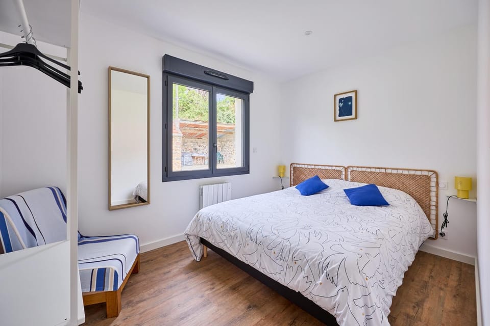 Photo of the whole room, Bedroom