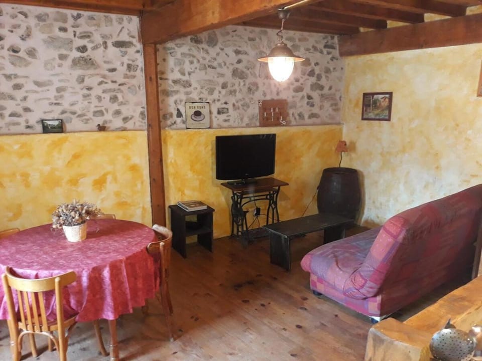 Vacances en pays cathare réservable du samedi au samedi les mois de Juillet et Aout House in Occitanie