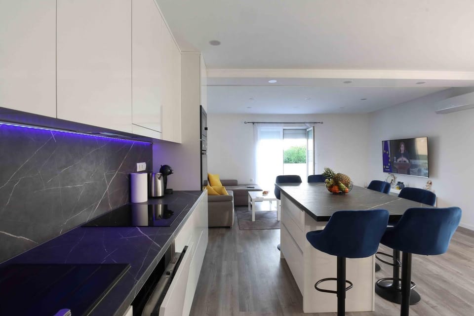 Communal lounge/ TV room, TV and multimedia, Kitchen or kitchenette, Living room, Seating area, Dining area
