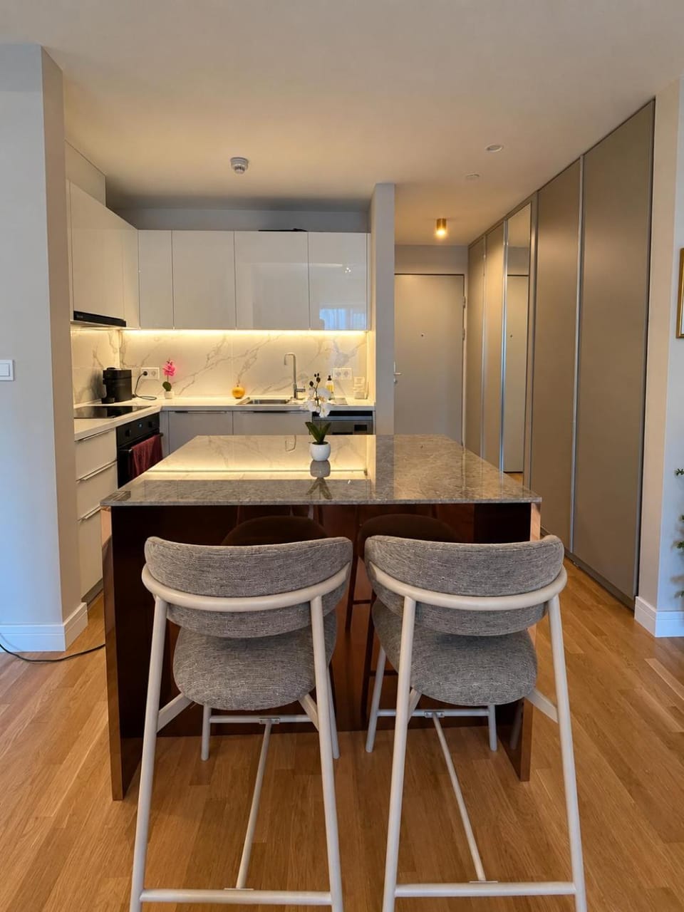 Kitchen or kitchenette, Dining area, pet friendly, stove, wardrobe