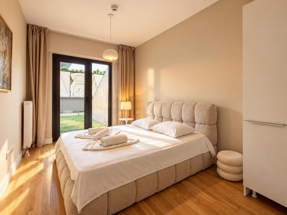 Bed, Photo of the whole room, Bedroom, towels