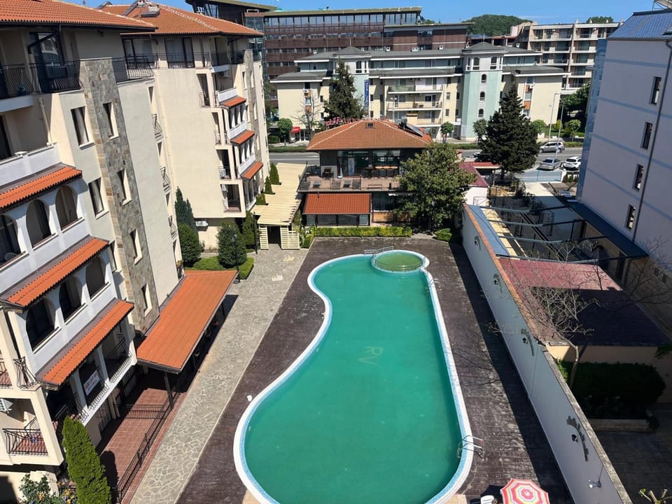 Pool view, Street view