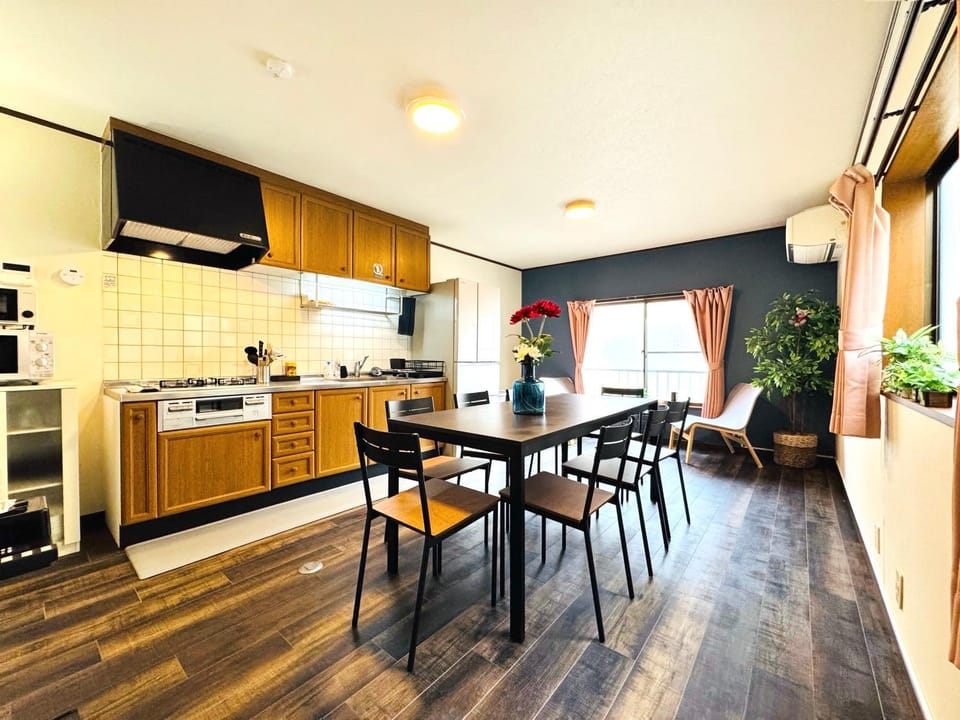 TV and multimedia, Kitchen or kitchenette, Dining area, stove