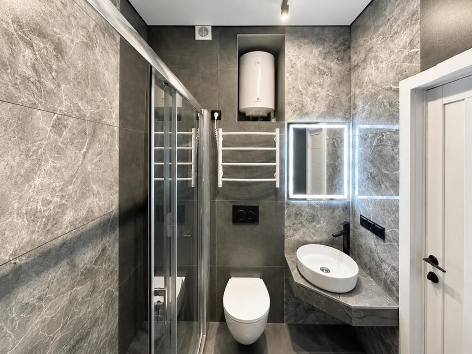 Shower, Toilet