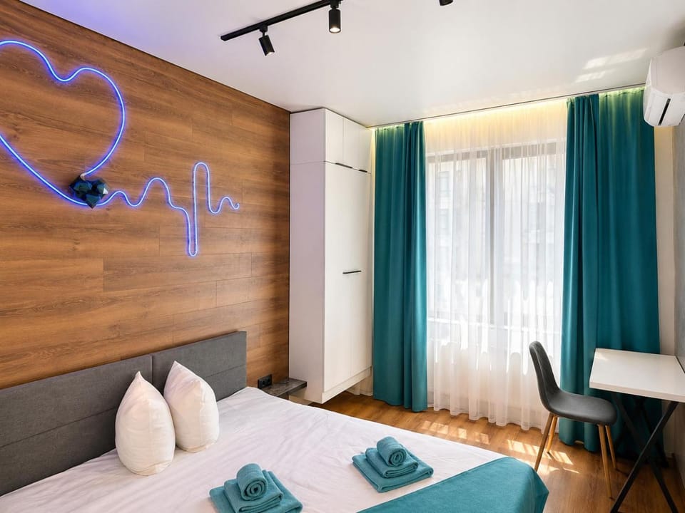 Bed, Photo of the whole room, Bedroom, towels