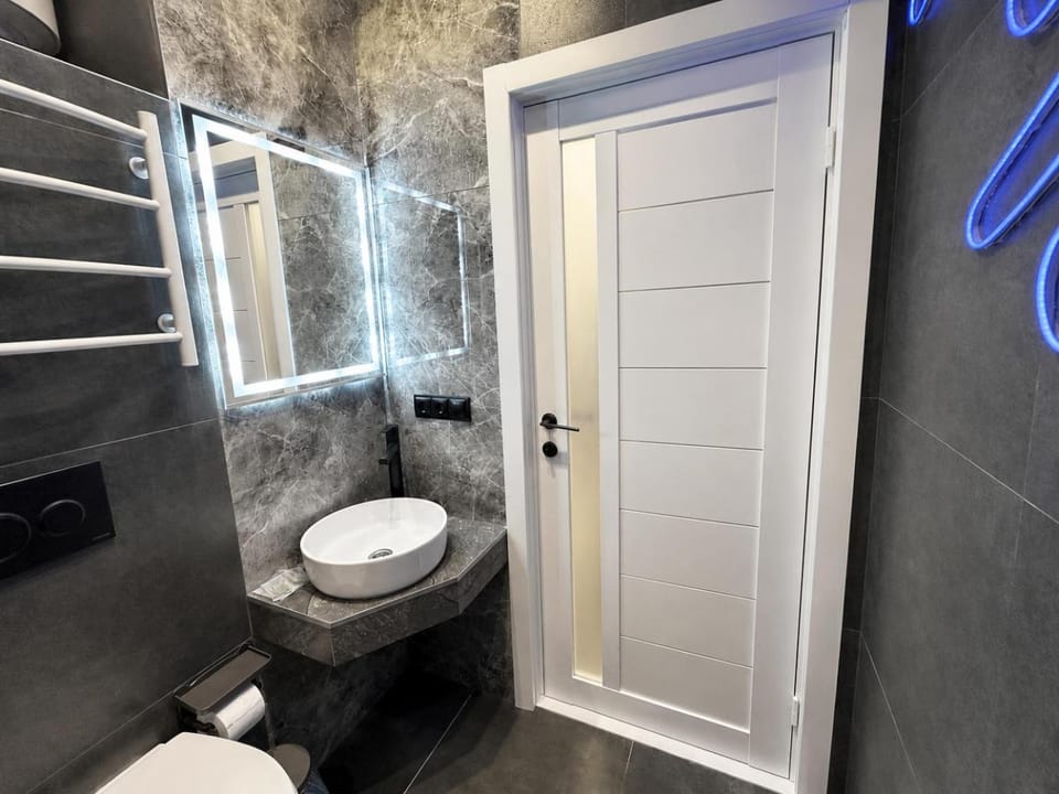 Shower, Toilet