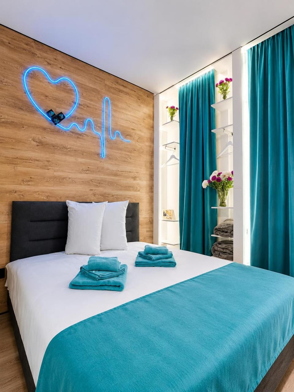 Bed, Photo of the whole room, Bedroom, towels