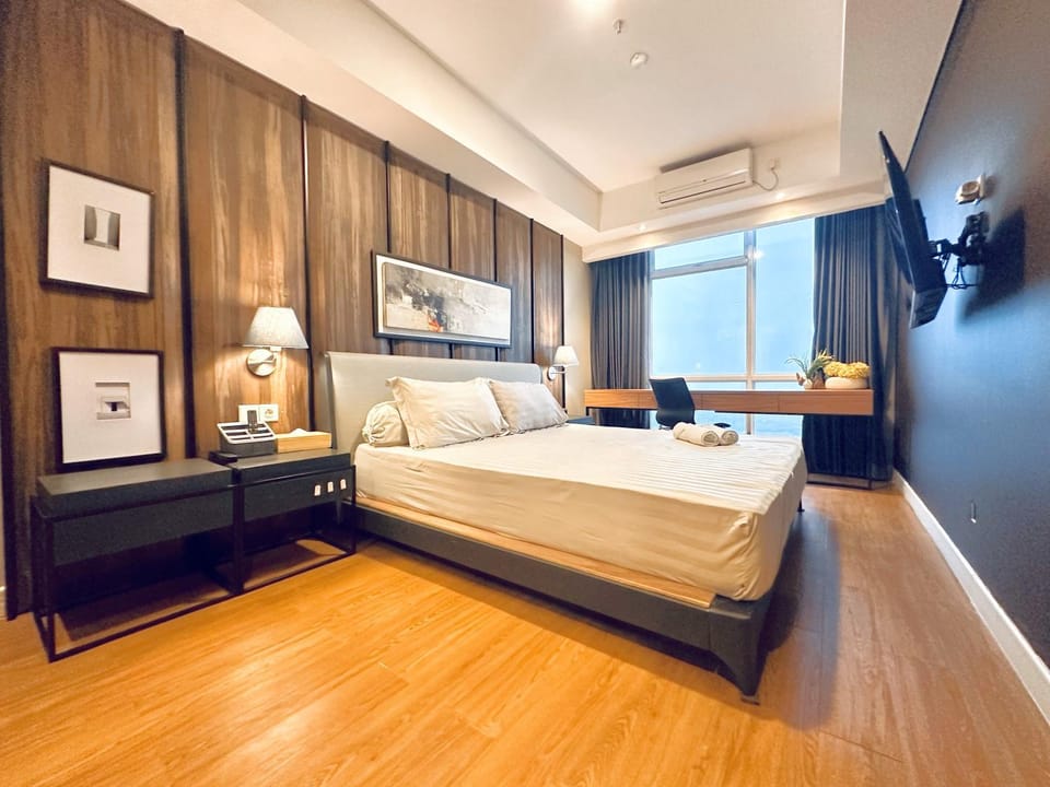 Bed, TV and multimedia, Photo of the whole room, Bedroom
