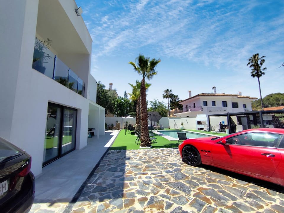 Property building, Day, Neighbourhood, Street view, Parking