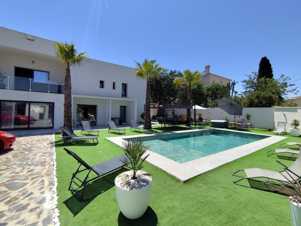 Property building, Patio, Spring, Day, Garden, Garden view, Pool view, Swimming pool, sunbed