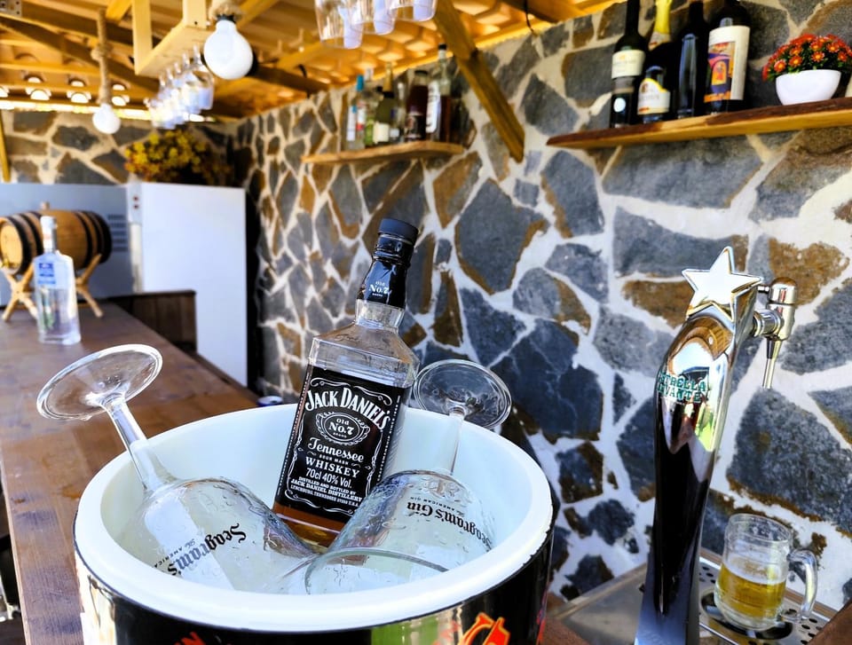 Kitchen or kitchenette, Lounge or bar, Food and drinks, Drinks, Alcoholic drinks, minibar