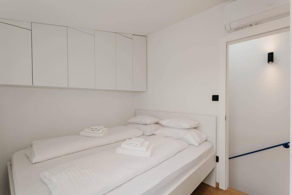Bed, Bedroom, towels, wardrobe