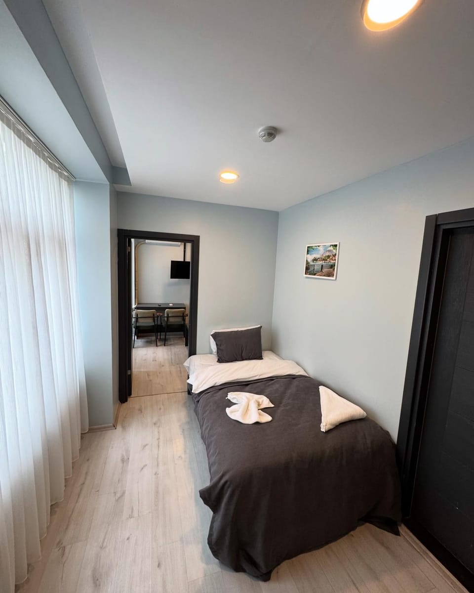 Bed, towels