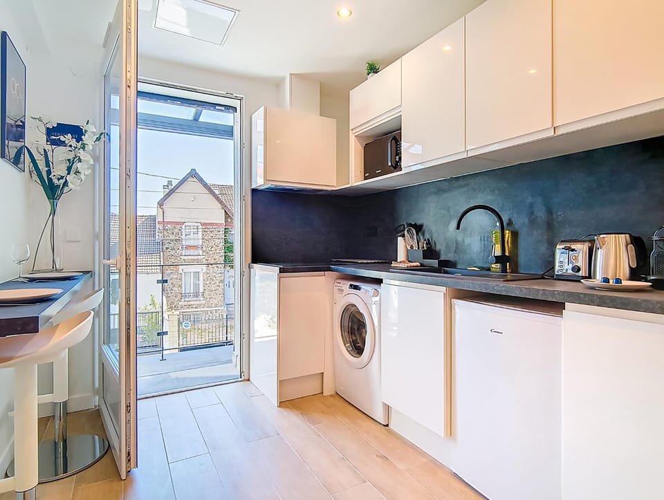 Coffee/tea facilities, Kitchen or kitchenette, stove, toaster, washing machine
