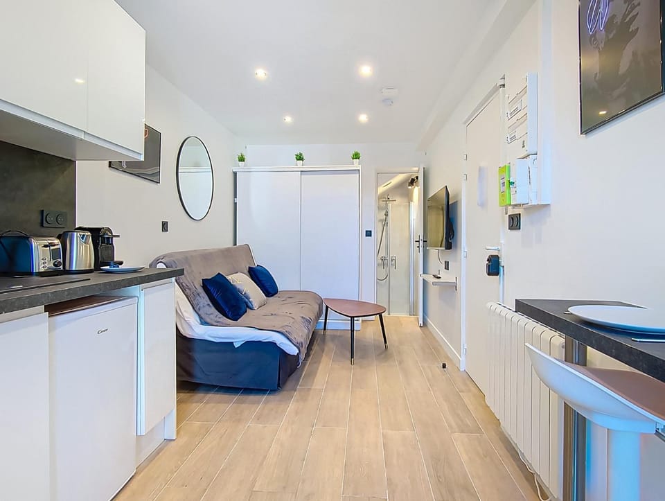 TV and multimedia, Coffee/tea facilities, Kitchen or kitchenette, Living room, Dining area, stove