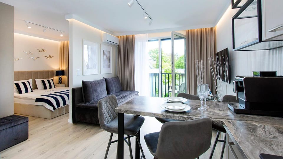 Bed, TV and multimedia, Living room, Photo of the whole room, Seating area, Dining area, Bedroom