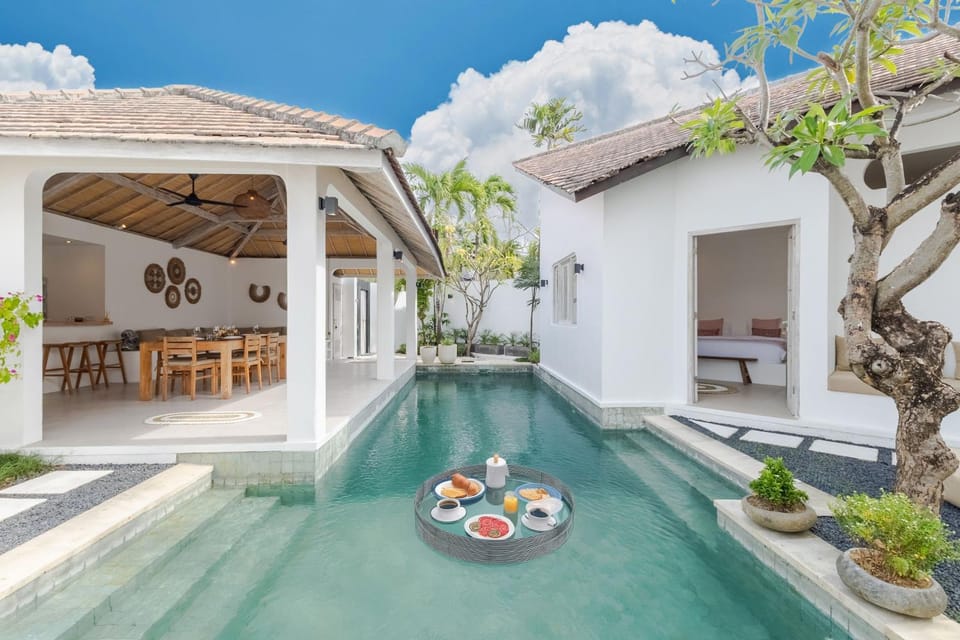 Dining area, Garden view, Swimming pool, sunbed