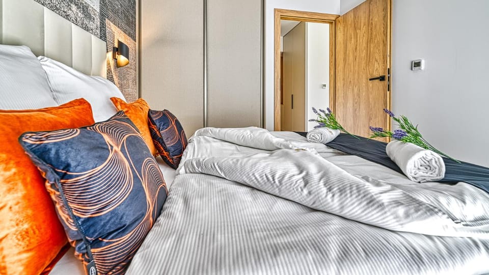 Bedroom, towels, wardrobe